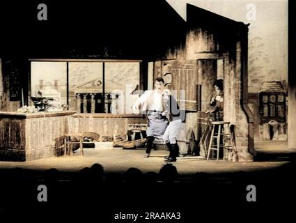 Albert Herring s'est produit dans la salle du Jubilé le 20 juin 1962 pendant le Festival d'Aldeburgh. Acte I, scène 2: SID (Michael Maurel) prend Harry (Kevin Platts) à main roulée Date: 1962 Banque D'Images