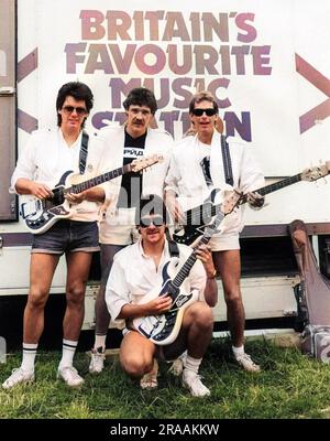 Mike Read (à gauche), DJ et présentateur de radio, avec un groupe de roadshow BBC radio 1. Banque D'Images