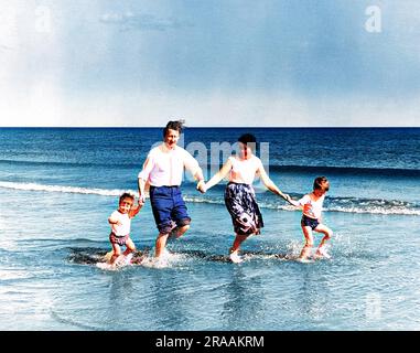 Une famille heureuse de quatre pagayeurs dans la mer. Date: 1960s Banque D'Images