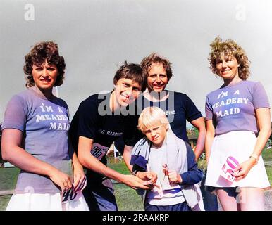 David Moorcroft (né en 1953), coureur de fond et de longue distance britannique, signant des autographes lors d'une course amusante à Penzance, en Cornouailles. Date: Vers 1970s Banque D'Images