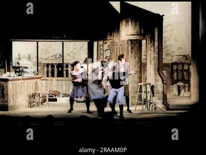 Albert Herring s'est produit le 20 juin 1962 au Jubilee Hall, Aldeburgh Festival 1962. Mme Wordsworth (Jennifer Vyvian) avec Harry, CIS et EMMIE Florence Pike (la femme de ménage de Lady Blows), Monica Sinclair Miss Wordsworth (enseignante principale à l'école), Jennifer Vyvyan M. Gedge (le vicaire), John Noble M. Upfold (le maire), Edgar Evans Surintendant Budd, Harold Lady Lady Lady Blylows (un autocrate âgé), Sylvia Fisher MIE Sylvia Fisher (Enfant du village tiresome), Sheila Amit CIS (enfant du village tiresome), Anne Pashley Harry (enfant du village tiresome), Kevin Platts Sid (un boucherie), Michael Maure Banque D'Images