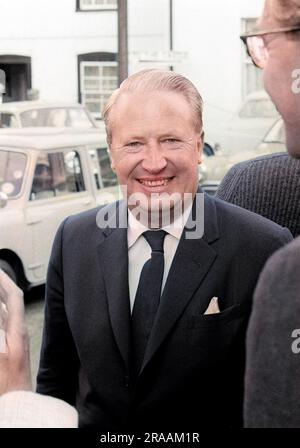 Sir Edward Heath en route pour un concert à l'église d'Orford pendant le festival d'Aldeburgh 1962 Date: 1962 Banque D'Images