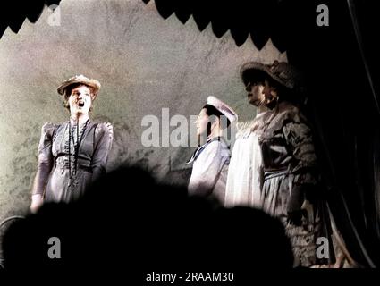 Albert Herring s'est produit le 20 juin 1962 au Jubilee Hall, Aldeburgh Festival 1962. Mme Wordsworth (Jennifer Vyvian) avec Harry, CIS et EMMIE Florence Pike (la femme de ménage de Lady Blows), Monica Sinclair Miss Wordsworth (enseignante principale à l'école), Jennifer Vyvyan M. Gedge (le vicaire), John Noble M. Upfold (le maire), Edgar Evans Surintendant Budd, Harold Lady Lady Lady Blylows (un autocrate âgé), Sylvia Fisher MIE Sylvia Fisher (Enfant du village tiresome), Sheila Amit CIS (enfant du village tiresome), Anne Pashley Harry (enfant du village tiresome), Kevin Platts Sid (un boucherie), Michael Maure Banque D'Images