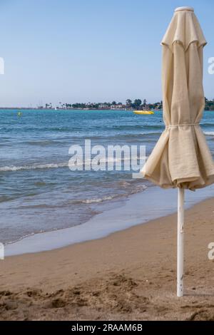 Parasols et chaises longues dans l'état assemblé sur la plage. Banque D'Images
