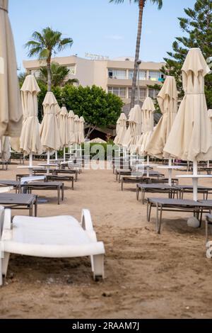 Parasols et chaises longues dans l'état assemblé sur la plage. Banque D'Images