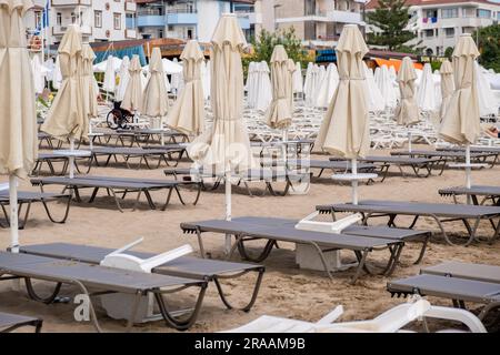 Parasols et chaises longues dans l'état assemblé sur la plage. Banque D'Images