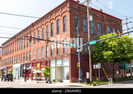 Un vieux bâtiment en briques de trois étages à l'angle de Third Street et Liberty Street à Warren, Pennsylvanie, USA Banque D'Images