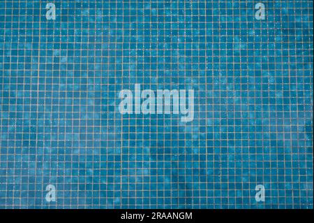 Vue rapprochée du fond de la piscine avec carreaux bleus Banque D'Images