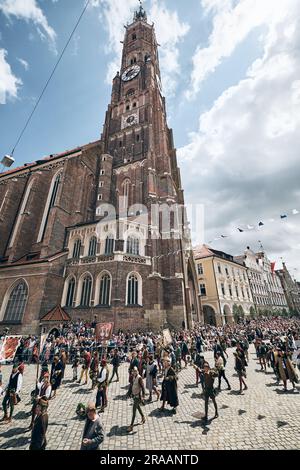 Landshut, Allemagne. 02nd juillet 2023. La procession historique se déplace dans la ville au 'Landshut Wedding'. Des milliers de visiteurs ont applaudi pendant que la mariée et le marié défilaient à travers la vieille ville magnifiquement décorée. Le spectacle historique médiéval recrée le mariage de la princesse polonaise Hedwig au duc George le riche de Bavière-Landshut. Credit: Tobias C. Köhler/dpa/Alay Live News Banque D'Images