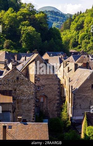 Vue imprenable sur la petite ville de Rochefort-montagne, France. Saint-Martin est une commune française, située dans le département du Puy-de-Dôme et la région Auvergne. Banque D'Images