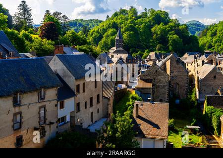 Vue imprenable sur la petite ville de Rochefort-montagne, France. Saint-Martin est une commune française, située dans le département du Puy-de-Dôme et la région Auvergne. Banque D'Images