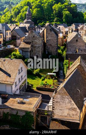 Vue imprenable sur la petite ville de Rochefort-montagne, France. Saint-Martin est une commune française, située dans le département du Puy-de-Dôme et la région Auvergne. Banque D'Images