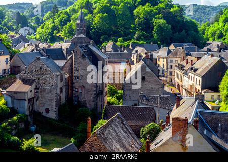 Vue imprenable sur la petite ville de Rochefort-montagne, France. Saint-Martin est une commune française, située dans le département du Puy-de-Dôme et la région Auvergne. Banque D'Images