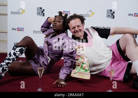 RETRANSMETTANT LA LÉGENDE DE LA MODIFICATION DE LA PHOTO Sophie Duker remet à Jack Rooke le prix de la comédie pour Big Boys au South Bank Sky Arts Awards au Savoy à Londres. Date de la photo: Dimanche 2 juillet 2023. Banque D'Images