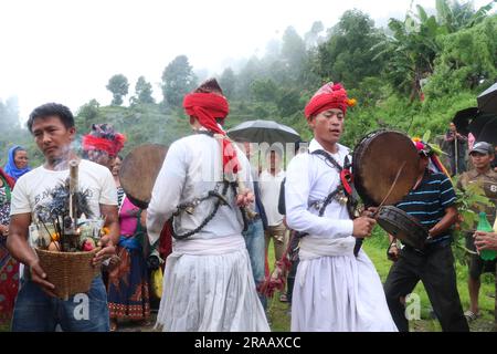 Culture Jhakri Naach danse du Népal danse traditionnelle de la région vallonnée danse himalayenne Banque D'Images