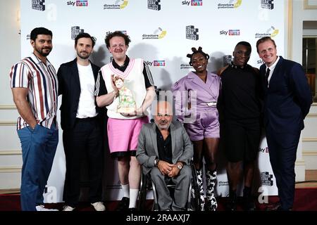 RETRANSMETTANT LA LÉGENDE DE LA PHOTO SOPHIE Duker (troisième à droite) présente Jack Rooke (troisième à gauche) et Ash Atalla (au centre) avec le prix de la comédie pour Big Boys au South Bank Sky Arts Awards au Savoy à Londres. Date de la photo: Dimanche 2 juillet 2023. Banque D'Images