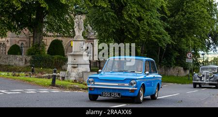 East Lothian, Écosse, Royaume-Uni, 2 juillet 2023. Roues d'antan : la visite annuelle de l'Association écossaise des passionnés de véhicules emmène les propriétaires de véhicules anciens à travers la campagne. Sur la photo : une Hillman Imp Super voiture vintage 1973 traverse le village d'East Saltoun. Crédit : Sally Anderson/Alamy Live News Banque D'Images