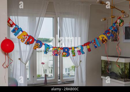 Belle vue intérieure de la chambre décorée avec des lettres colorées joyeux anniversaire. Suède. Banque D'Images