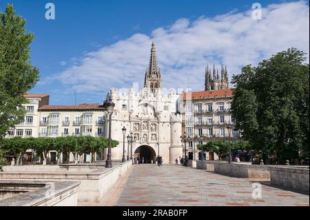 Vue sur l'arche de Santa Maria et la cathédrale de Burgos en arrière-plan, Espagne, Europe Banque D'Images