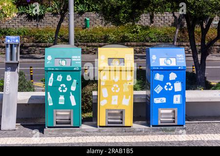 Bacs de recyclage verts, jaunes et bleus, Portugal Banque D'Images