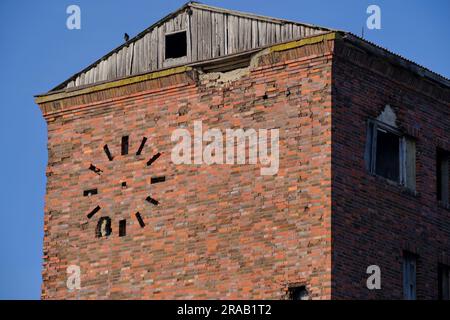 Vieux bâtiment en brique avec mur d'horloge Banque D'Images
