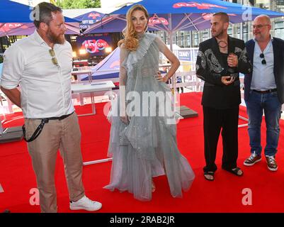 Karlovy Vary, République tchèque. 02nd juillet 2023. Pavlina Nemcova, modèle tchèque, 2nd de gauche, présente la robe d'eau du couturier Lukas Machacek, 3rd de gauche, qui sera mise aux enchères au profit du club de fibrose kystique, dans le cadre du Festival international du film de Karlovy Vary (KVIFF) de 57th, sur 2 juillet 2023, à Karlovy Vary, République tchèque. Sur le côté gauche, on voit le directeur du festival Krystof Mucha et sur le côté droit on voit le PDG de la société Mattoni 1873 Alessandro Pasquale. Crédit: Slavomir Kubes/CTK photo/Alamy Live News Banque D'Images