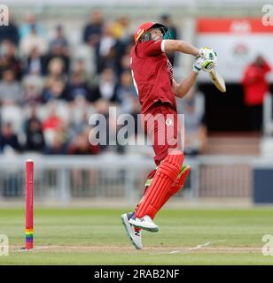 2nd juillet 2023; Old Trafford Cricket Ground, Manchester, Angleterre: Vitalité Blast T20 League Cricket, Lancashire Lightning versus Northamptonshire Steelbacks; Jos Buttler de Lancashire hors de ses pieds Banque D'Images