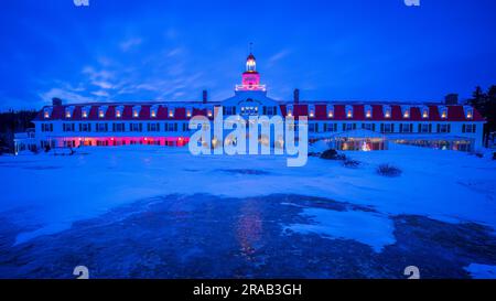 À Tadoussac l'hôtel emblématique avec son mur blanc et son toit rouge a une architecture très spécifique. Banque D'Images