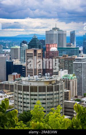 Les deux gratte-ciel emblématiques de Montréal, la place ville Marie et le McIntyre Medical Sciences Building Banque D'Images