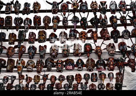 En bois maya, masques fabriqués à la main sur le marché à vendre à Chichicastenango, Guatemala Banque D'Images