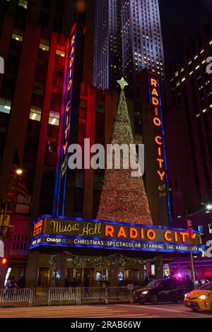 Le chapiteau du radio City Music Hall annonce un Noël spectaculaire. Banque D'Images
