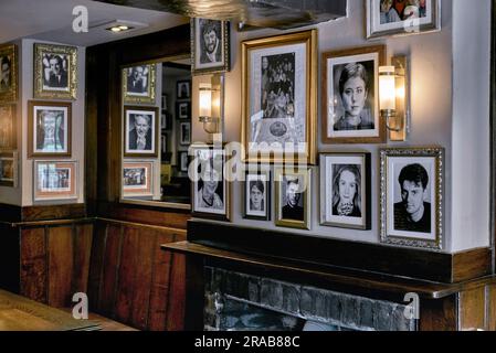 L'intérieur du pub Dirty Duck, Stratford upon Avon, avec des photographies des acteurs Shakespeare du théâtre RSC qui ont visité les lieux. Angleterre pubs britanniques Banque D'Images