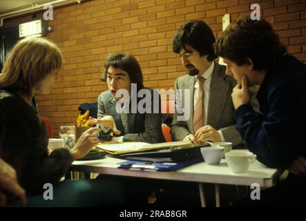 Gillian Lynne, Andrew Lloyd Webber, Trevor Nunn, Cameron Mackintosh, discutant de la production et du travail sur les nouveaux chats musicaux. Atelier de répétition 1980s. West London 1980 ou 1981 UK HOMER SYKES Banque D'Images