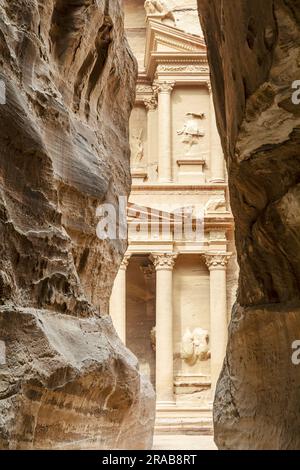 Entrée d'El Siq à El Khazneh dans le site archéologique de Petra, Jordanie Banque D'Images