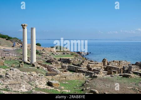 Site archéologique de Tharros et colonnes doriques de Tempio Tetrastilo avec vue sur la mer méditerranée, , Péninsule de Sinis, Carbras, Sardaigne, Italie Banque D'Images