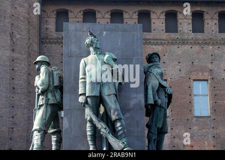 Statues de soldats par le Monumento à Emanuele Filiberto Duc d'Aoste sur la Piazza Castello, Turin, Italie Banque D'Images