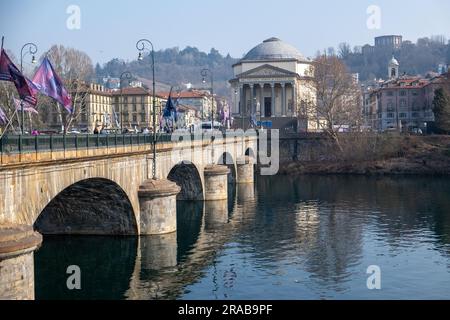 Pont Vittorio Emanuele I à travers le fleuve po menant vers l'église de Gran Madre di Dio qui a été présenté dans le film le travail italien avec Mic Banque D'Images