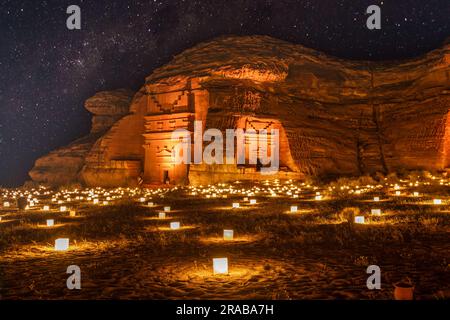 Ciel étoilé au-dessus des tombes nabatéennes anciennes de la ville de Mada'in Salih Hegra illuminée, panorama nocturne, Al Ula, Arabie Saoudite Banque D'Images