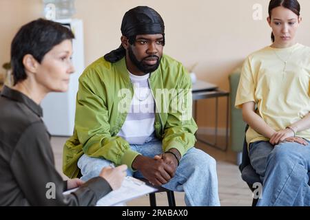 Groupe de personnes assis ensemble lors de la session et parlant entre elles Banque D'Images