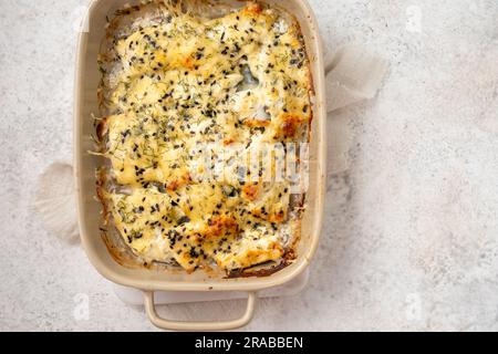 Casserole de poisson blanc avec le fromage, la crème sure et oignon Banque D'Images