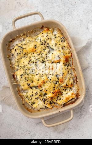 Casserole de poisson blanc avec le fromage, la crème sure et oignon Banque D'Images