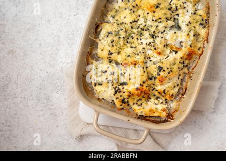 Casserole de poisson blanc avec le fromage, la crème sure et oignon Banque D'Images