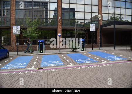 Quatre places de parking pour la recharge de véhicules électriques dans le centre de Milton Keynes. Banque D'Images