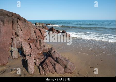 Des rochers vieux de millions d'années à l'extrémité de la plage Freshwater East sur la côte sud du pays de Galles Banque D'Images