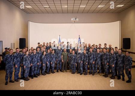 Odesa, Ukraine. 02nd juillet 2023. Le président ukrainien Volodymyr Zelenskyy, au centre, pose avec des marins et des cadets de la Marine pour marquer le jour de la Marine à l'Académie maritime de l'Odesa, à 2 juillet 2023, à Odesa, en Ukraine. Crédit: Pool photo/Bureau de presse présidentiel ukrainien/Alamy Live News Banque D'Images