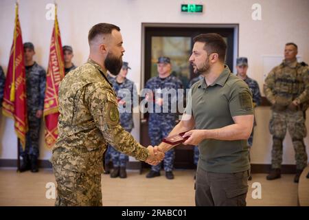 Odesa, Ukraine. 02nd juillet 2023. Le président ukrainien Volodymyr Zelenskyy, à droite, décerne des médailles d'État à Marines pour marquer le jour de la Marine à l'Académie maritime d'Odesa, à 2 juillet 2023, à Odesa, en Ukraine. Crédit: Pool photo/Bureau de presse présidentiel ukrainien/Alamy Live News Banque D'Images