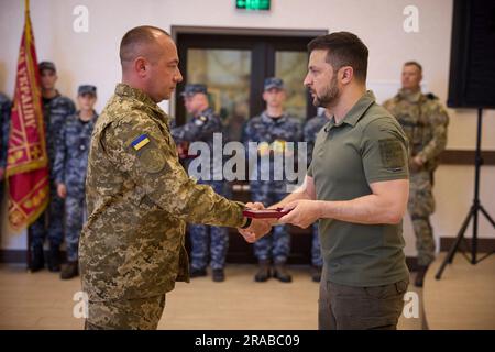 Odesa, Ukraine. 02nd juillet 2023. Le président ukrainien Volodymyr Zelenskyy, à droite, décerne des médailles d'État à Marines pour marquer le jour de la Marine à l'Académie maritime d'Odesa, à 2 juillet 2023, à Odesa, en Ukraine. Crédit: Pool photo/Bureau de presse présidentiel ukrainien/Alamy Live News Banque D'Images