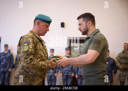 Odesa, Ukraine. 02nd juillet 2023. Le président ukrainien Volodymyr Zelenskyy, à droite, attribue des drapeaux de bataille à Marines pour marquer le jour de la Marine à l'Académie maritime d'Odesa, à 2 juillet 2023, à Odesa, en Ukraine. Crédit: Pool photo/Bureau de presse présidentiel ukrainien/Alamy Live News Banque D'Images