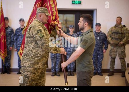 Odesa, Ukraine. 02nd juillet 2023. Le président ukrainien Volodymyr Zelenskyy, à droite, attribue des drapeaux de bataille à Marines pour marquer le jour de la Marine à l'Académie maritime d'Odesa, à 2 juillet 2023, à Odesa, en Ukraine. Crédit: Pool photo/Bureau de presse présidentiel ukrainien/Alamy Live News Banque D'Images