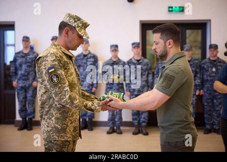 Odesa, Ukraine. 02nd juillet 2023. Le président ukrainien Volodymyr Zelenskyy, à droite, attribue des drapeaux de bataille à Marines pour marquer le jour de la Marine à l'Académie maritime d'Odesa, à 2 juillet 2023, à Odesa, en Ukraine. Crédit: Pool photo/Bureau de presse présidentiel ukrainien/Alamy Live News Banque D'Images